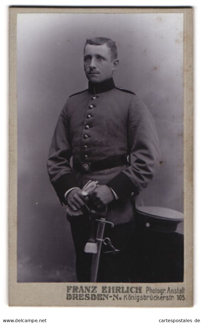 Fotografie Franz Ehrlich, Dresden-N., Königsbrückerstrasse 105, Soldat Mit Säbel In Uniform  - Anonymous Persons