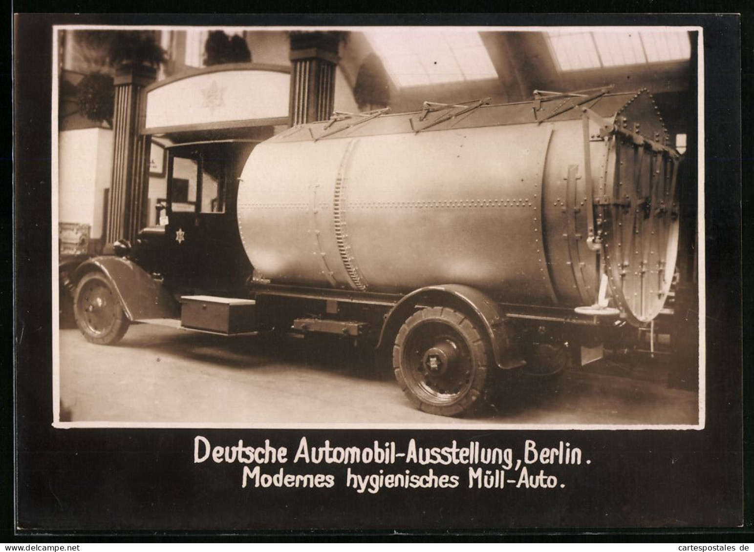 Fotografie Automobil-Ausstellung Berlin, Lastwagen Henschel, Moderner Hygienischer Müllwagen  - Automobiles
