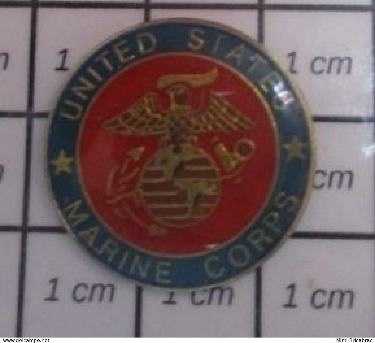 810e Pin's Pins / Beau Et Rare /  MILITARIA / EMBLEME DES US MARINES AIGLE ANCRE DE MARINE ET GLOBE METAL JAUNE - Militair & Leger