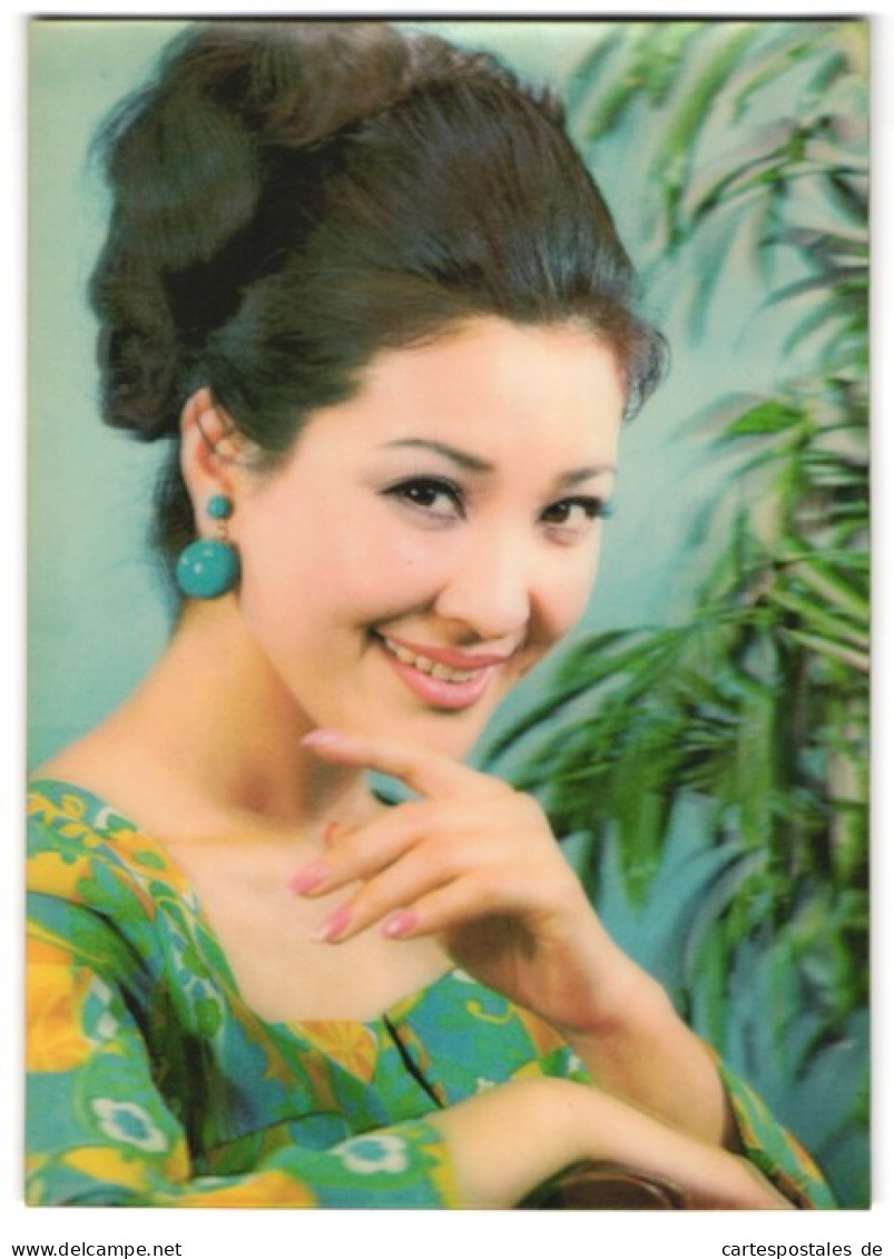 3D-AK Asiatische Frau Im Geblümten Kleid Vor Grünpflanze  - Photographie