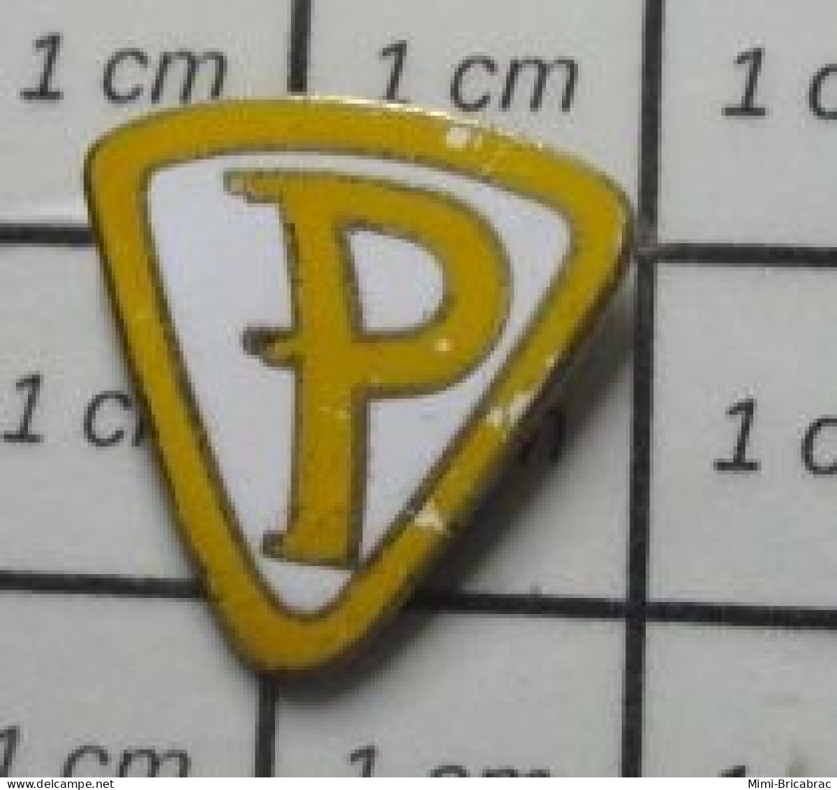 516B Pin's Pins / Beau Et Rare / AUTRES / LETTRE P MAJUSCULE JAUNE DANS UN TRIANGLE - Autres & Non Classés