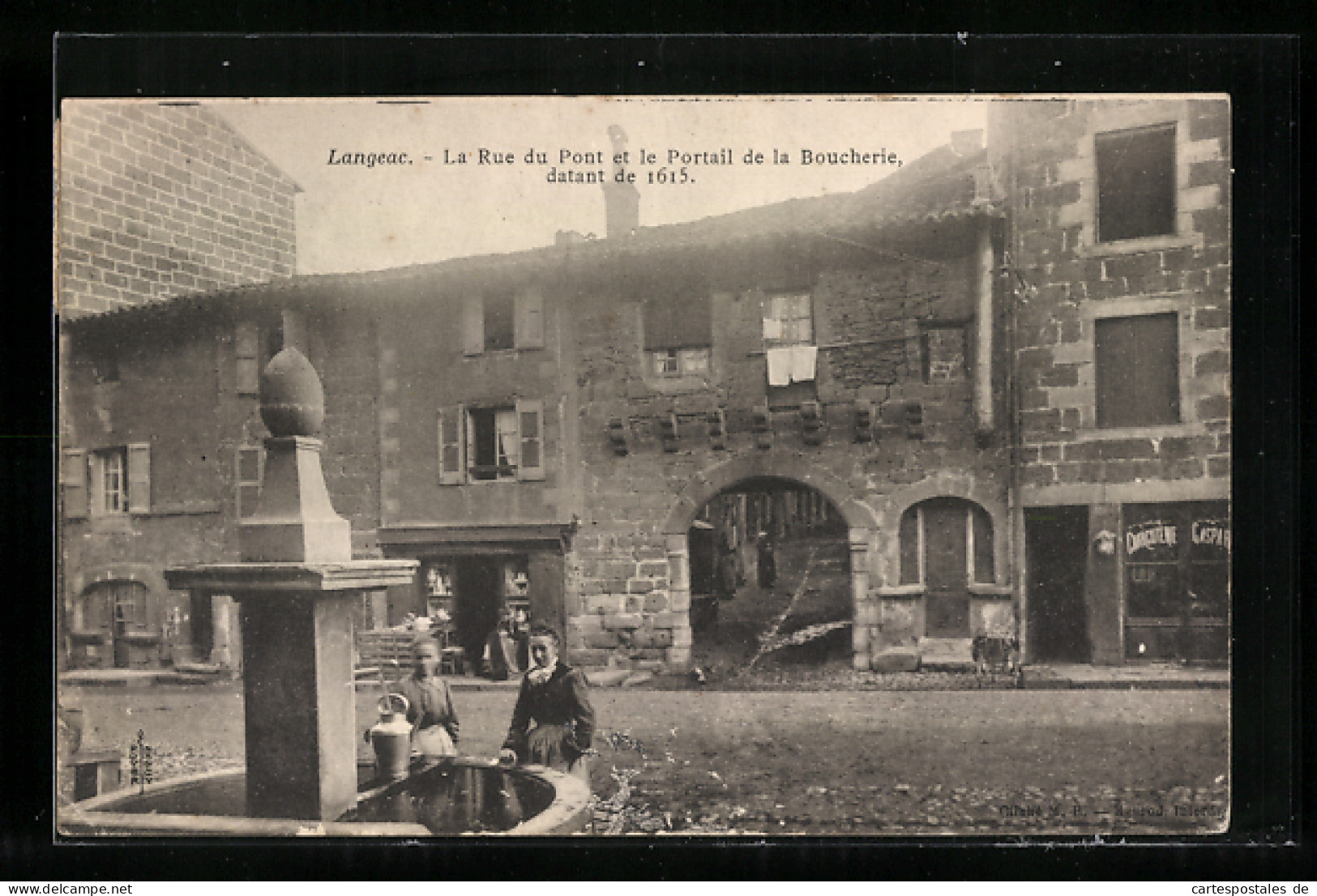 CPA Langeac, La Rue Du Pont Et Le Portail De La Boucherie Datant De 1615  - Langeac