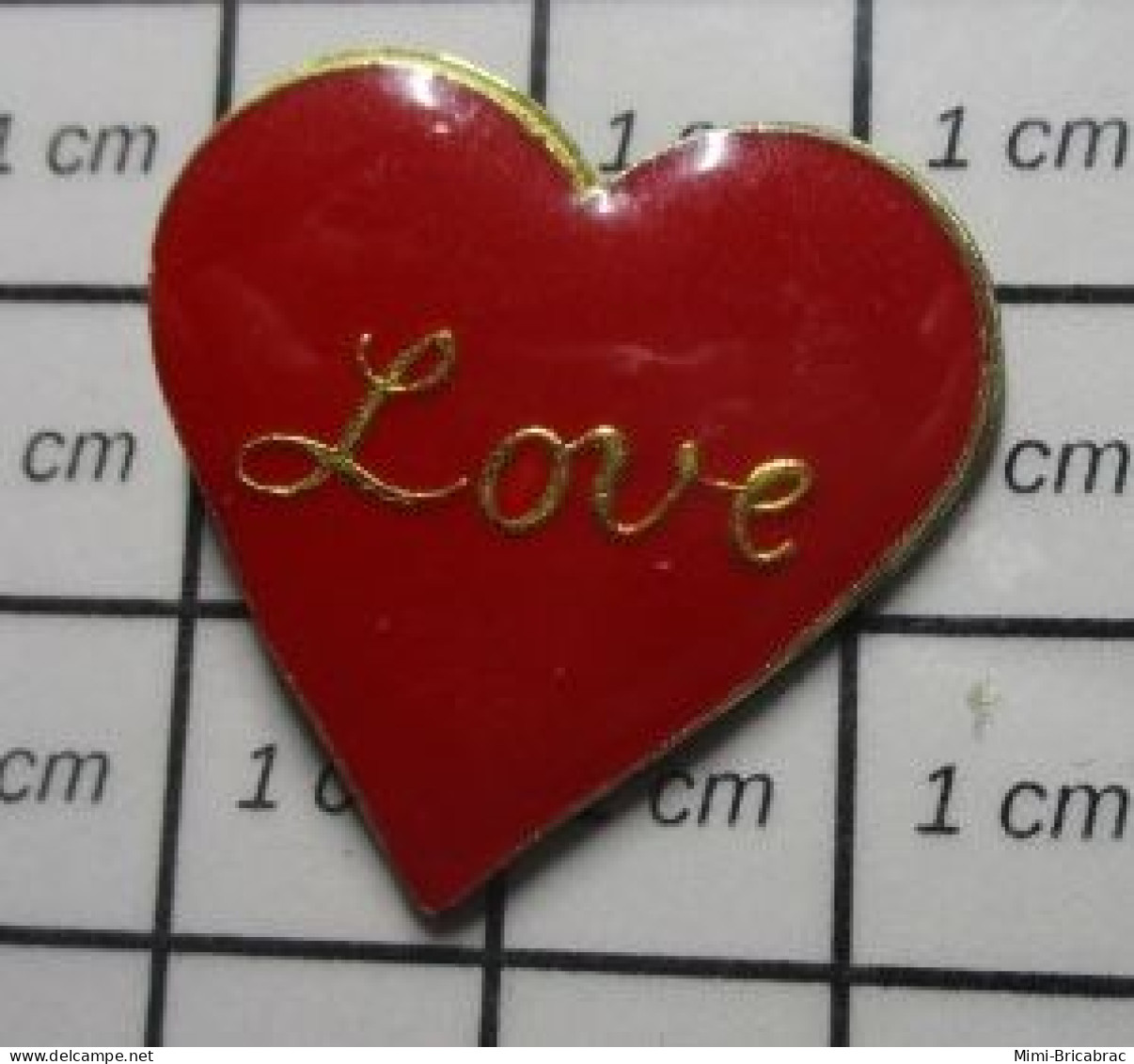 620 Pin's Pins / Beau Et Rare / AUTRES / COEUR ROUGE LOVE - Other & Unclassified