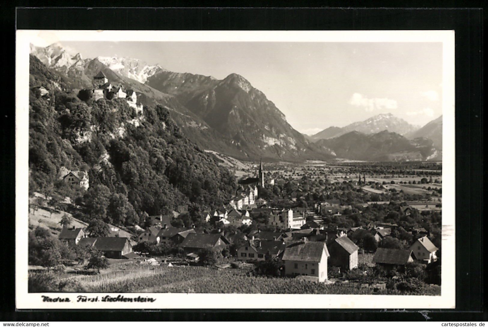 AK Vaduz / Liechtenstein, Totalansicht Mit Kirche, Umgebung, Gebirge  - Liechtenstein