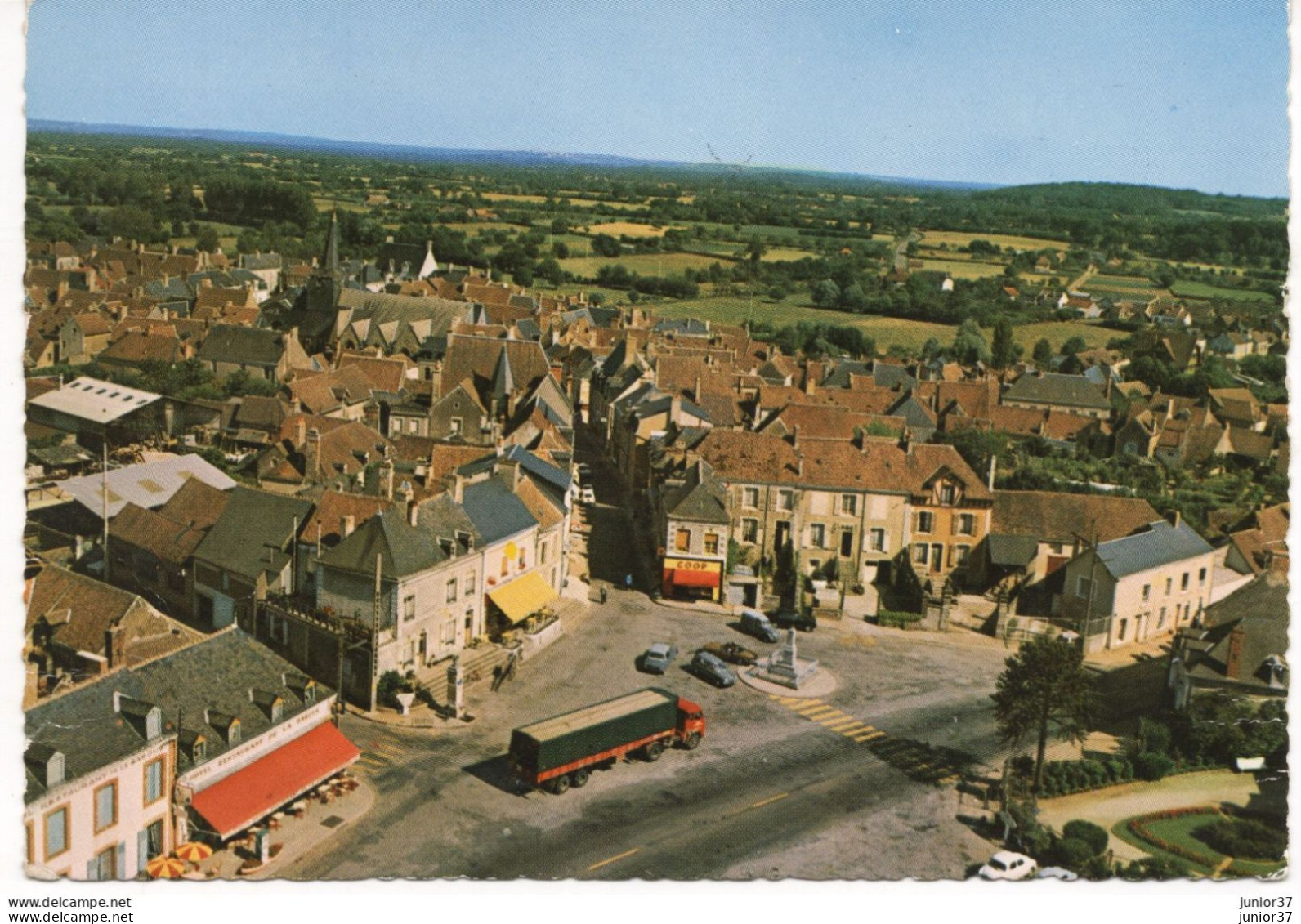 BEAUMONT Sur SARTHE Place De La Libération ( Vue Aérienne ) Place Maisons Monument Camion ,voitures - Beaumont Sur Sarthe