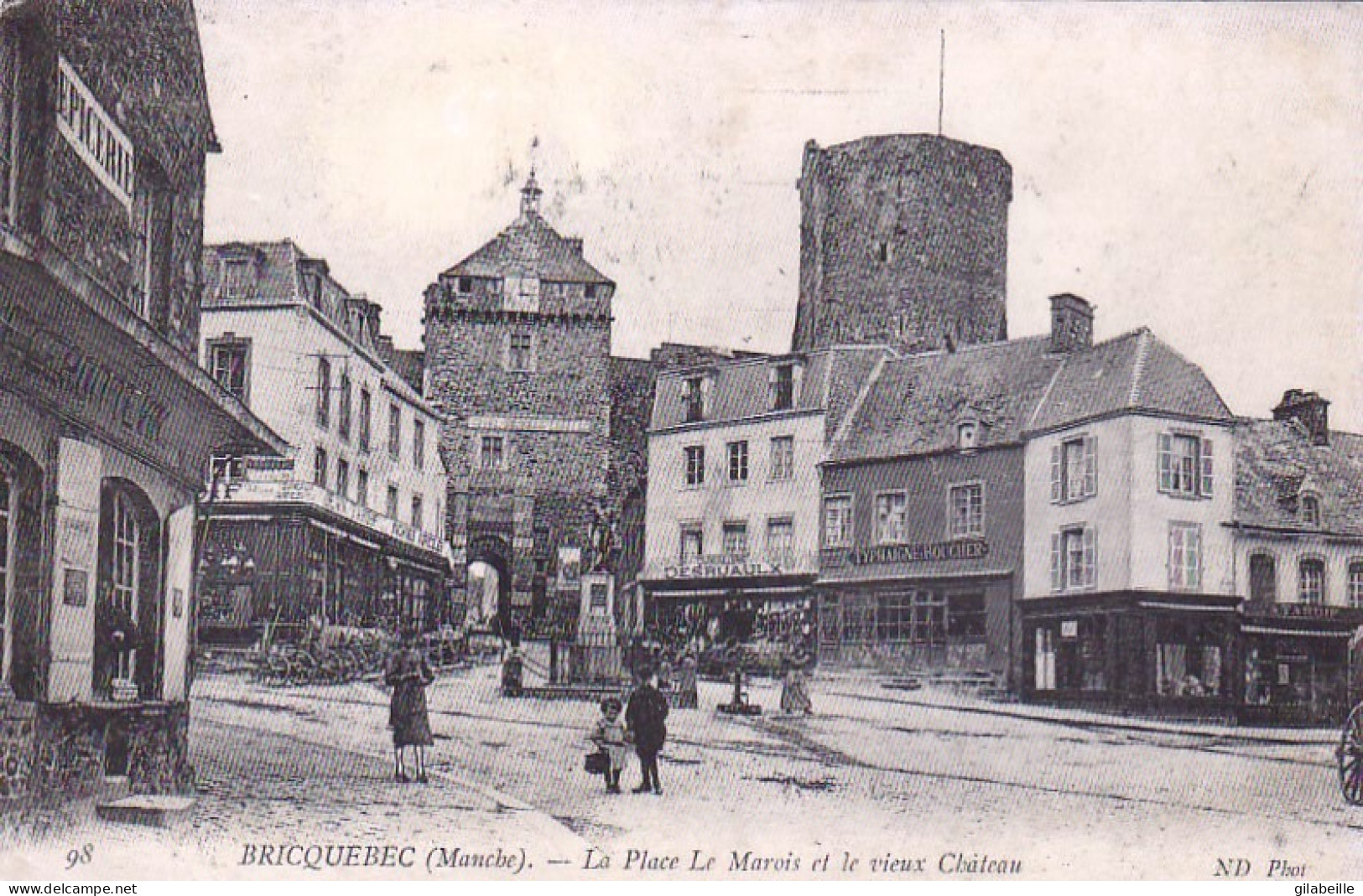 50 - BRIQUEBEC - La Place Le Marois Et Le Vieux Chateau - Bricquebec