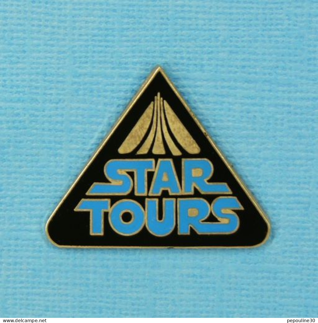 1 PIN'S /  ** STAR TOURS / LA GUERRE DES ÉTOILES \ STAR WARS ** . (©DISNEY) - Cinéma