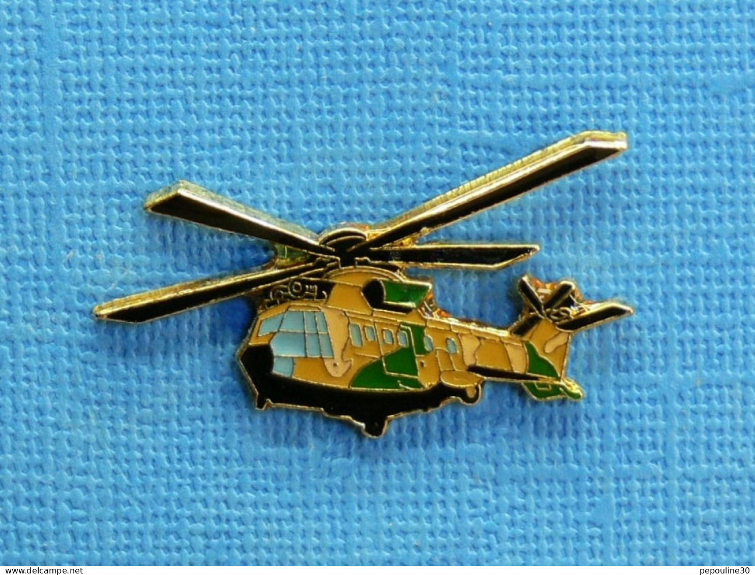 1 PIN'S /  ** HÉLICOPTÈRE " AS332 SUPER PUMA " ALAT / CAMOUFLAGE EUROPE NOIR-VERT-TERRE ** . (J.Y. Ségalen Collection) - Armee