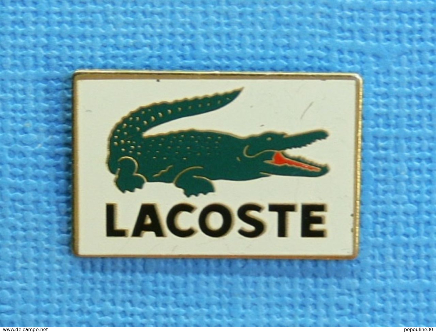 1 PIN'S /  ** " LACOSTE " LE CROCODILE / MARQUE FONDÉE EN 1933 ** - Marche