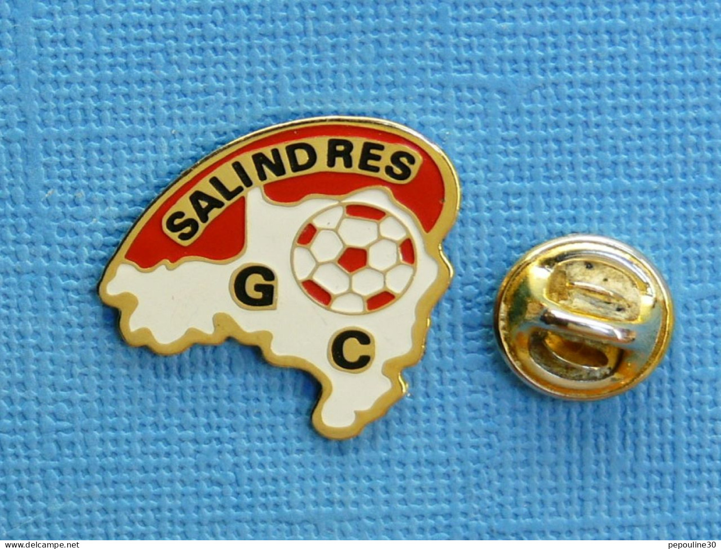 1 PIN'S /  ** GC SALINDRES / GAÎTÉ CLUB SALINDROIS / GARD / OCCITANIE ** - Football