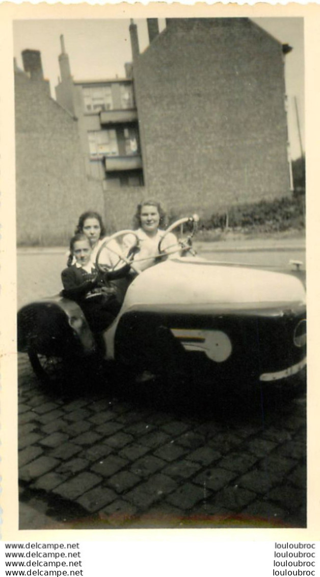 VOITURE D'ENFANTS AVEC 2 VOLANTS PHOTO ORIGINALE 11 X 6.50 CM - Automobile