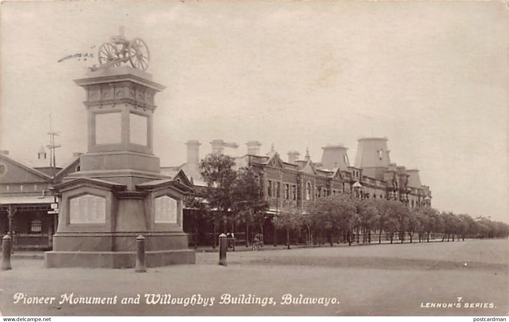 Zimbabwe - BULAWAYO - Pioneer Monument And Willoughbys Buildings - REAL PHOTO - Publ. Lennon's Sseries 7 - Zimbabwe