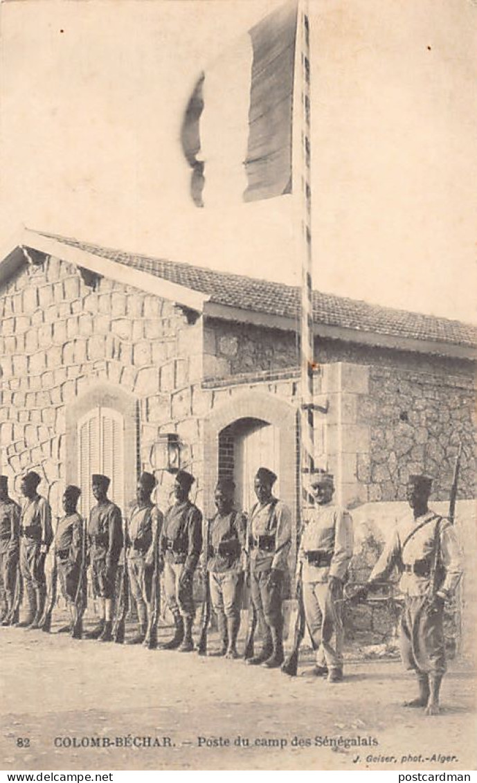 Algérie - COLOMB BÉCHAR - Poste Du Camp Des Tirailleurs Sénégalais - Le Salut Aux Couleurs - Ed. J. Geiser 82 - Bechar (Colomb Béchar)