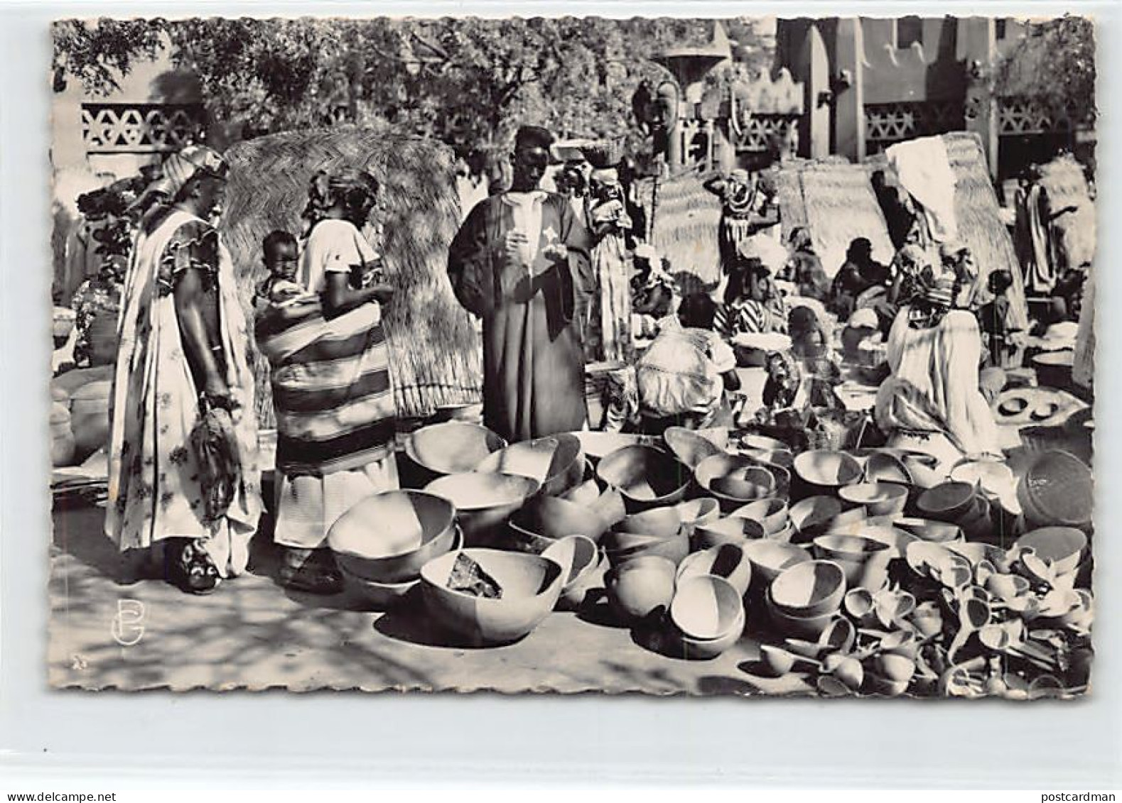 Mali - BAMAKO - Marchand De Calebasses Au Grand Marché - PETITS TROUS D'ÉPINGLES À CHAQUE ANGLES - Ed. Photo Hall 20 - Mali