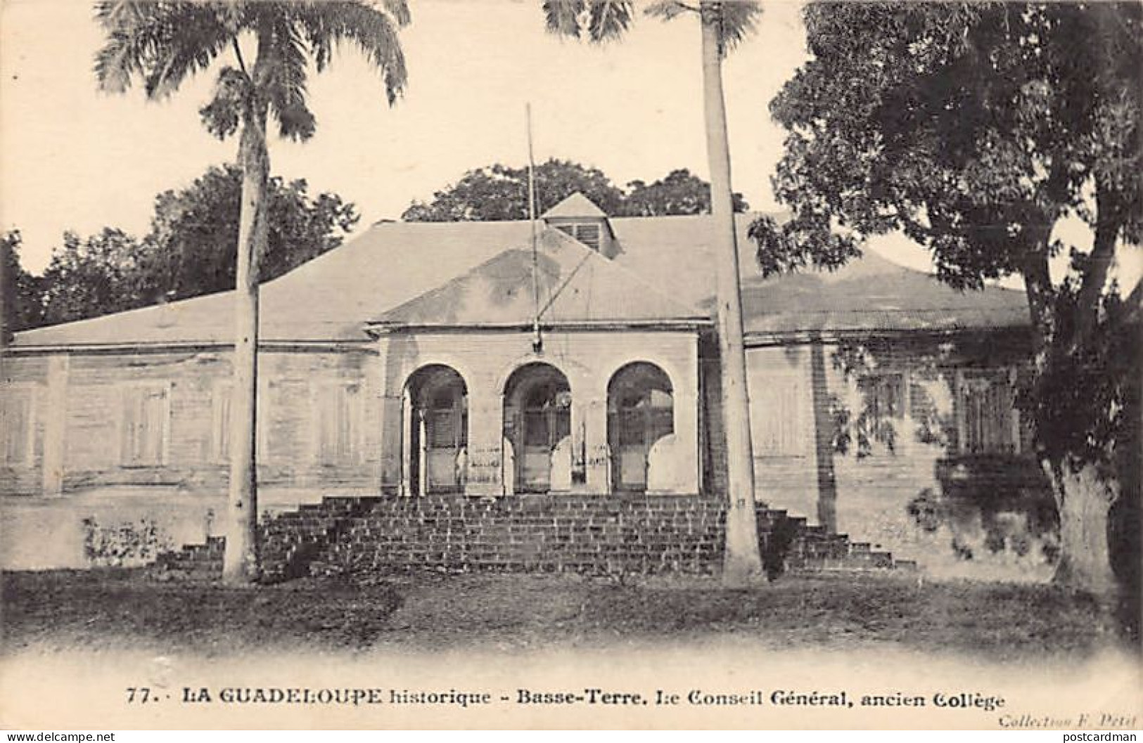 La Guadeloupe Historique - BASSE TERRE - Le Conseil Général, Ancien Collège - Ed. F. Petit 77 - Basse Terre