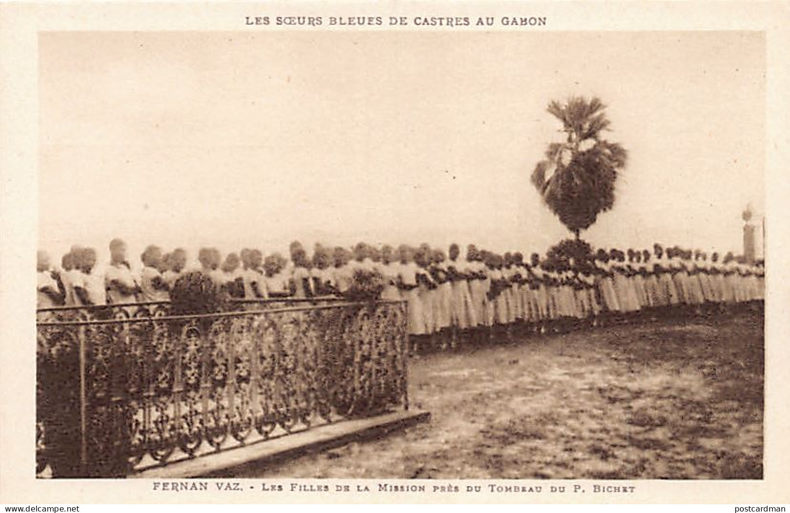 Gabon - FERNAN VAZ - Les Filles De La Mission Près Du Tombeau Du P. Bichet - Ed. Les Soeurs Bleues De Castres - Gabun