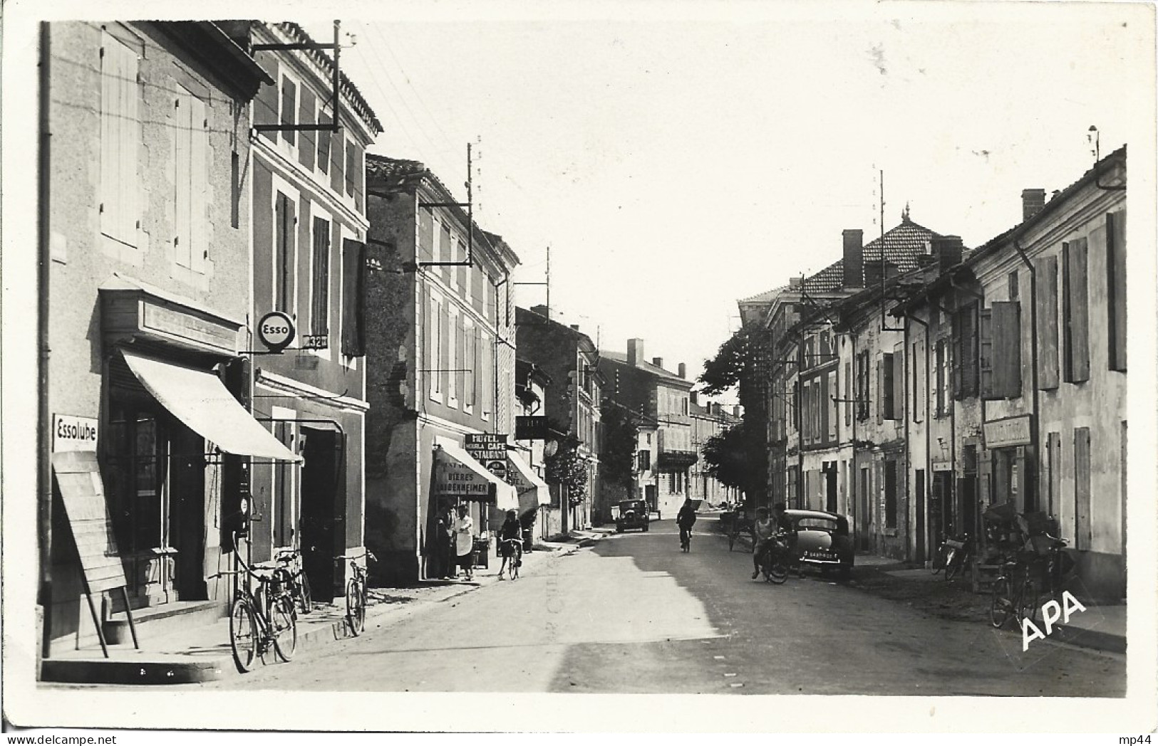 2P1  ---  82  LAMAGISTERE  Rue De La Libération - Sonstige & Ohne Zuordnung