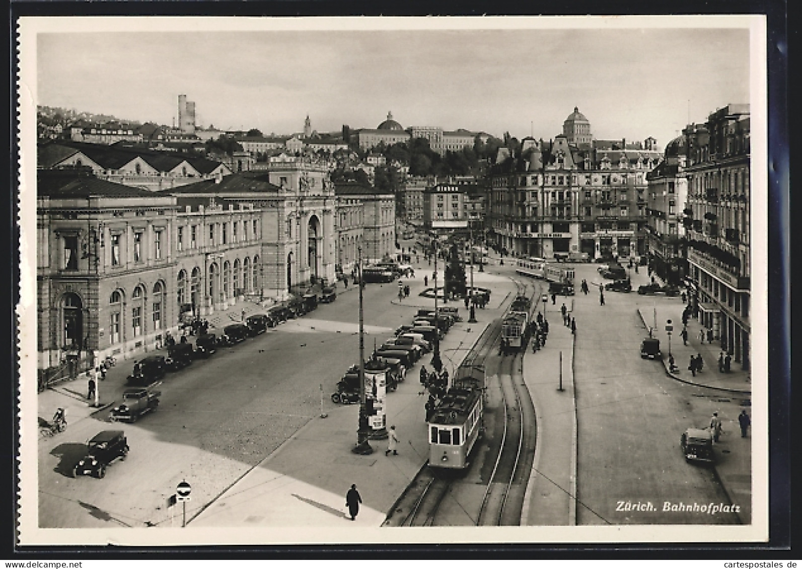 AK Zürich, Strassenbahnen Und Litfasssäule Am Bahnhofplatz  - Tramways