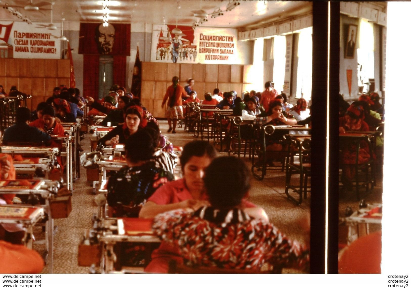 Photo Diapo Diapositive Slide URSS Depuis 1945 N°12 USINE De Broderie à TACHKENT Ouzbékistan Vers 1976 VOIR ZOOM - Dias