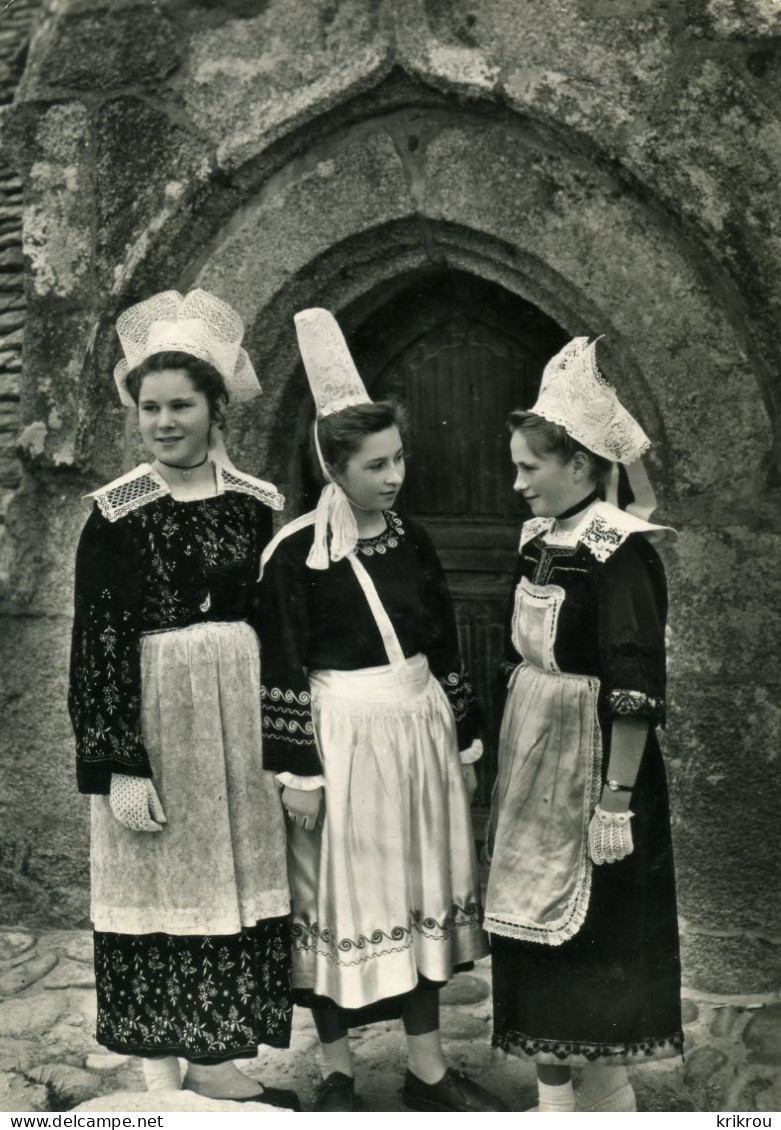 CPSM  FOLKLORE DE BRETAGNE - Jeunes Pont-Aven Et Bigouden Des Korrigans De Port-Blanc. - Bretagne