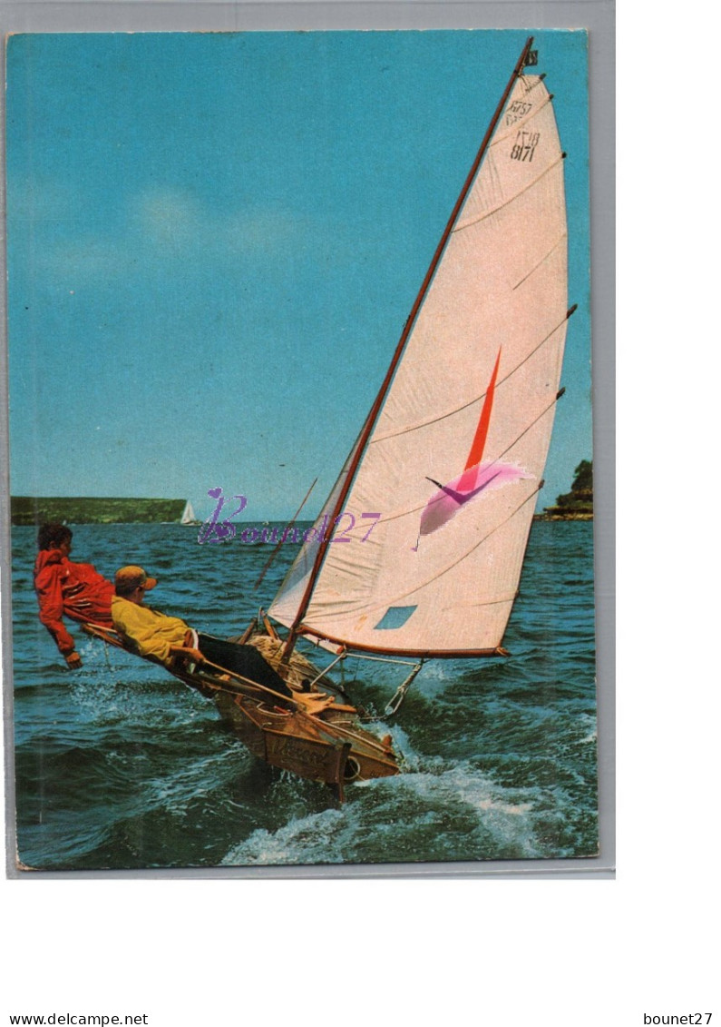 Planche à Voile Dériveur 2 Hommes Penché Davance Avec Le Vent Régate Boat Carte Vierge - Voiliers