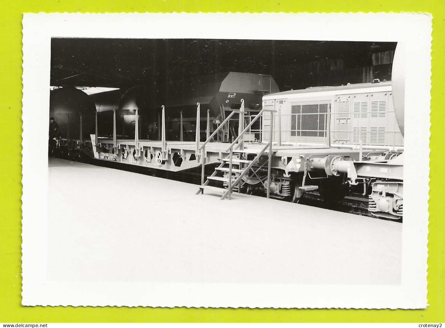 PHOTO Originale TRAINS Wagon Plat à Ranchers Devant Locotracteur En Expo Dans Les Années 60 Trémie Et Citernes Au Fond - Trains