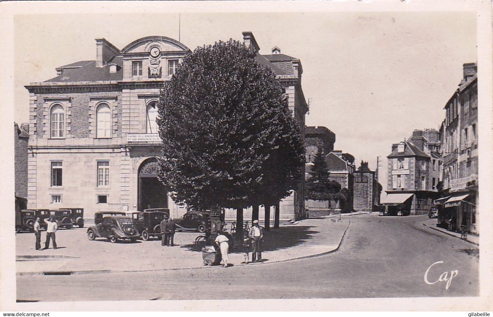 50 -  AVRANCHES - La Place De La Mairie Et La Tour Des Remparts - Avranches