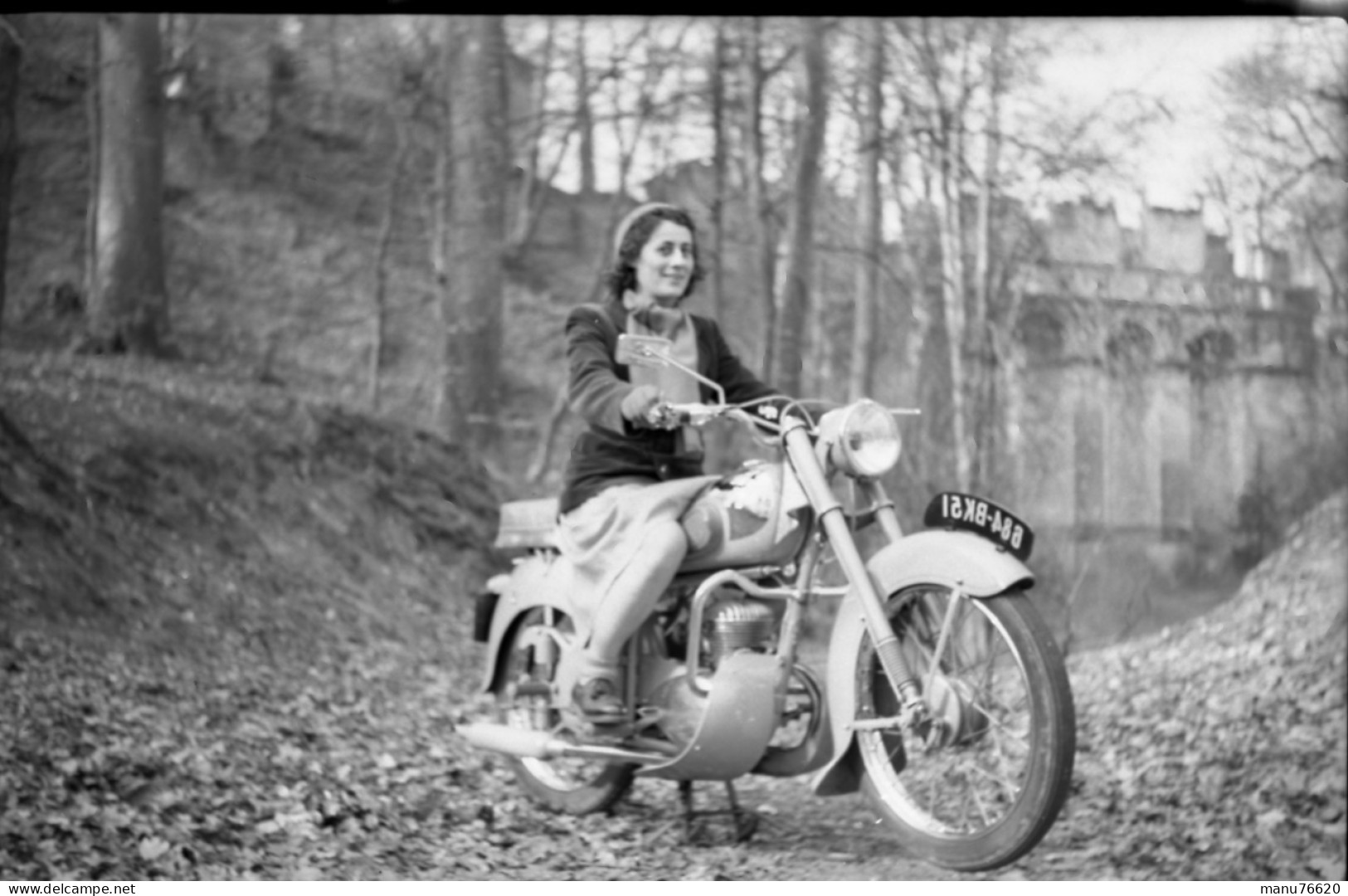 Ref 1 - 4 Négatifs Seuls Sans Les Photos  : Femme Et Enfants Dessus De Jolies Motos , Lieux ? . - Europa