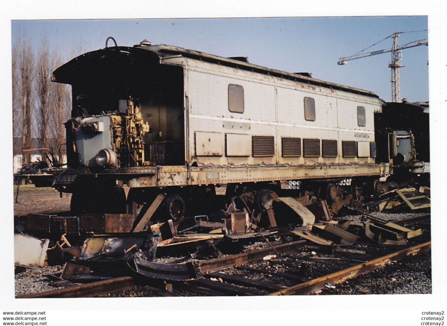 PHOTO TRAINS Wagon Machine Locomotive En Cours De Démolition Non Datée - Trenes