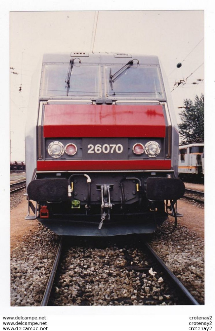 PHOTO TRAINS Wagon Machine Locomotive Electrique SYBIC SNCF BB 26070 De Face Non Datée - Eisenbahnen