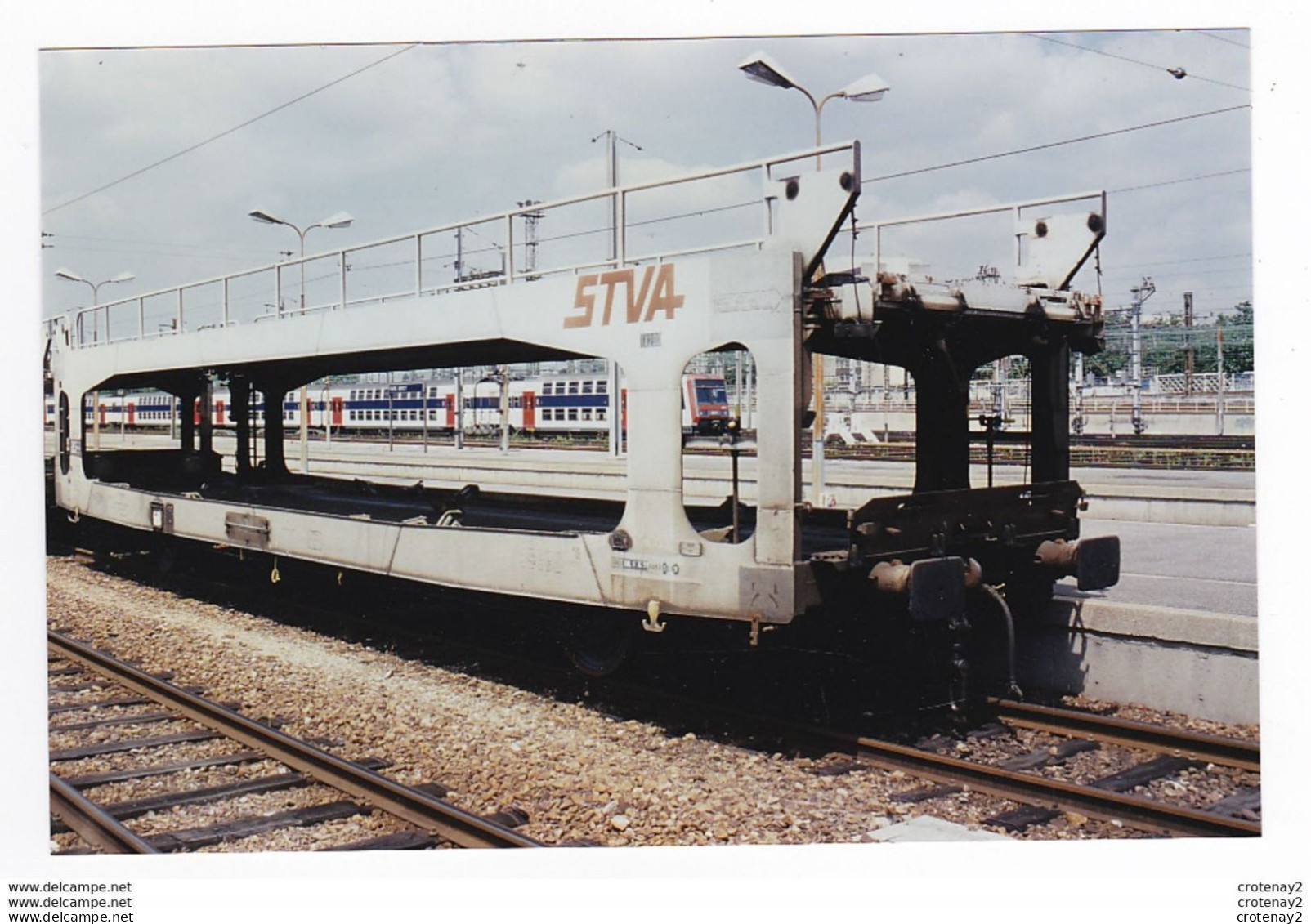 PHOTO TRAINS Wagon Porte Autos De La STVA Non Datée Rame Banlieue à étage Au Fond - Trains