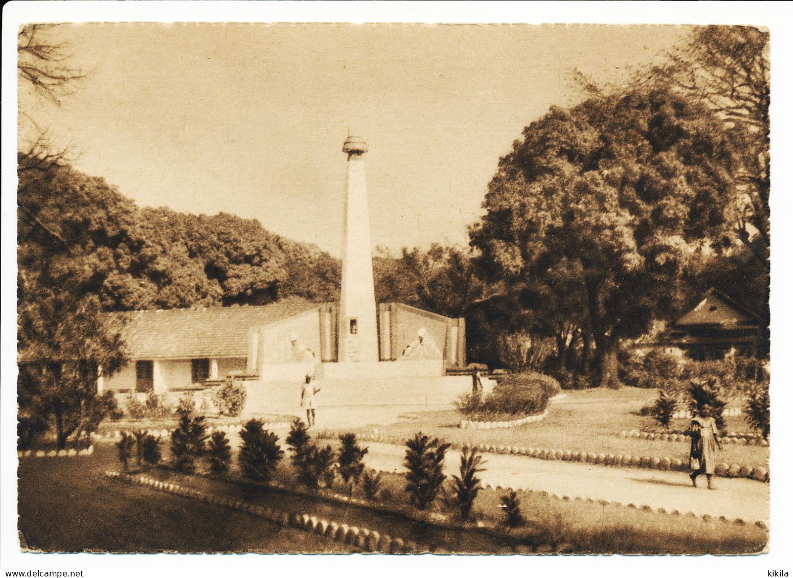 CPSM Dentelée 10.5 X 15 Guinée CONAKRY Le Monument Aux Morts - Guinee