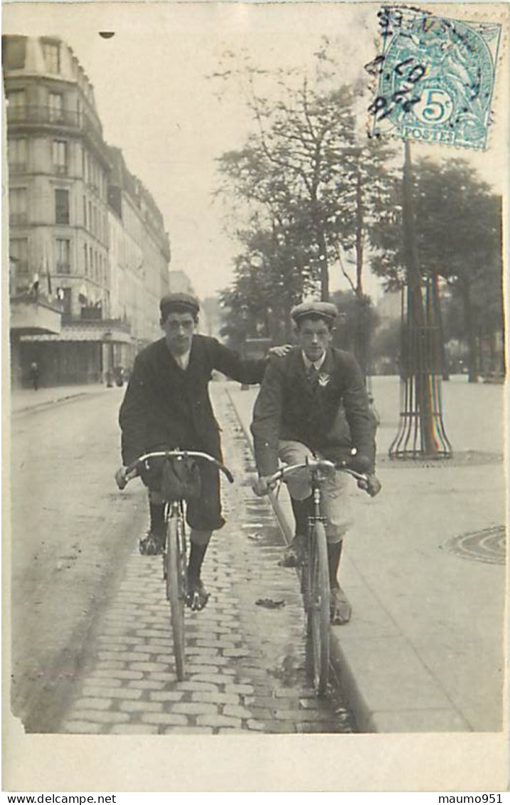 Carte Photo A Identifier - Deux Amis En Promenade A Vélo. Souvenir D'un Départ - A Identificar