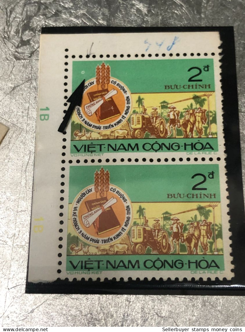 VIET NAM SOUTH STAMPS (ERROR Printed Deviate  1973-2 Dong)2 STAMPS Vyre Rare - Viêt-Nam