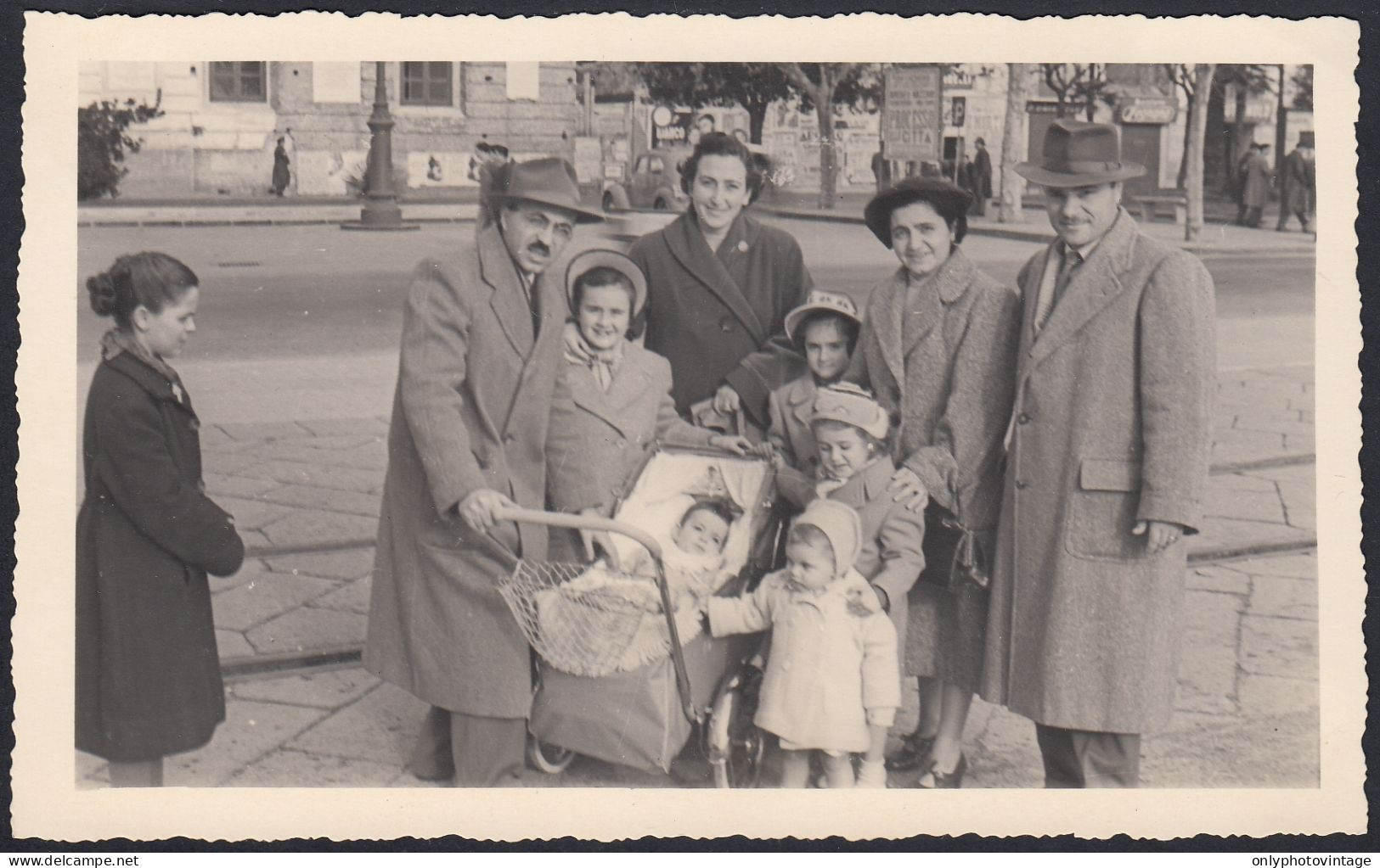 Salerno 1952 - Ritratto Di Famiglia In Piazza - Fotografia Epoca - Photo - Places