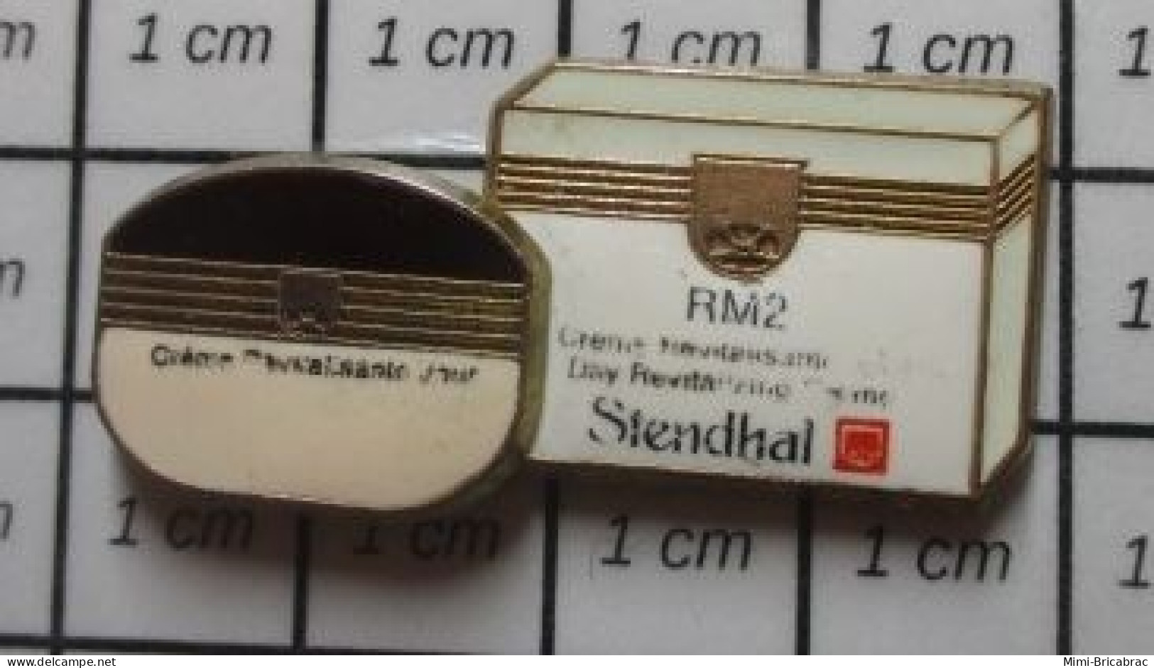 3617 Pin's Pins / Rare Et De Belle Qualité !!! MARQUES / PRODUIT COSMETIQUE CREME D'andouille STENDHAL STENDHAL En Rouge - Trademarks