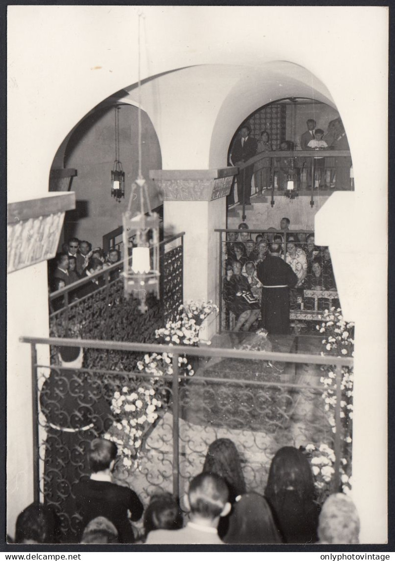 YZ8016 San Giovanni Rotondo 1960 - Foto Vinelli - Gruppo Di Fedeli In Chiesa - Places
