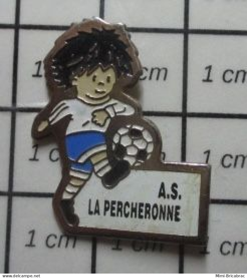 3617 Pin's Pins / Beau Et Rare / SPORTS / CLUB FOOTBALL A.S. LA PERCHERONNE-LA-COCHONNE - Fussball