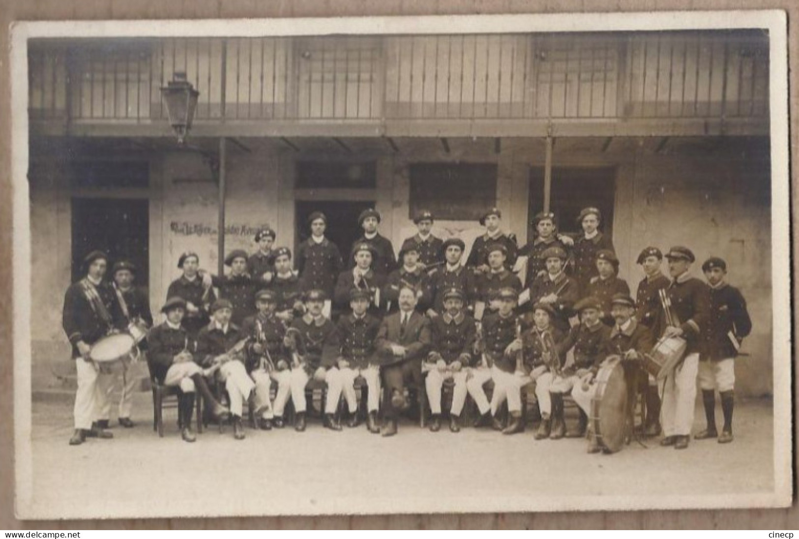 CARTE PHOTO MILITARIA - TB PLAN GROUPE MILITAIRES CHASSEURS ALPINS ? + MUSIQUE Musiciens Devant FOYER - Regimente