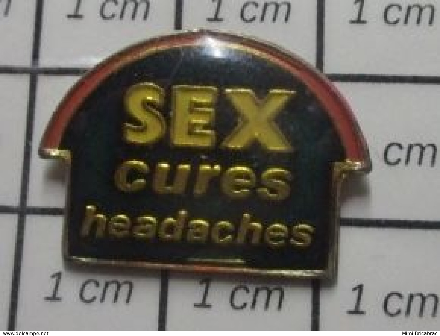 3617 Pin's Pins / Beau Et Rare / AUTRES / HUMOUR RICAIN ? SEX CURES HEADACHES - Autres & Non Classés