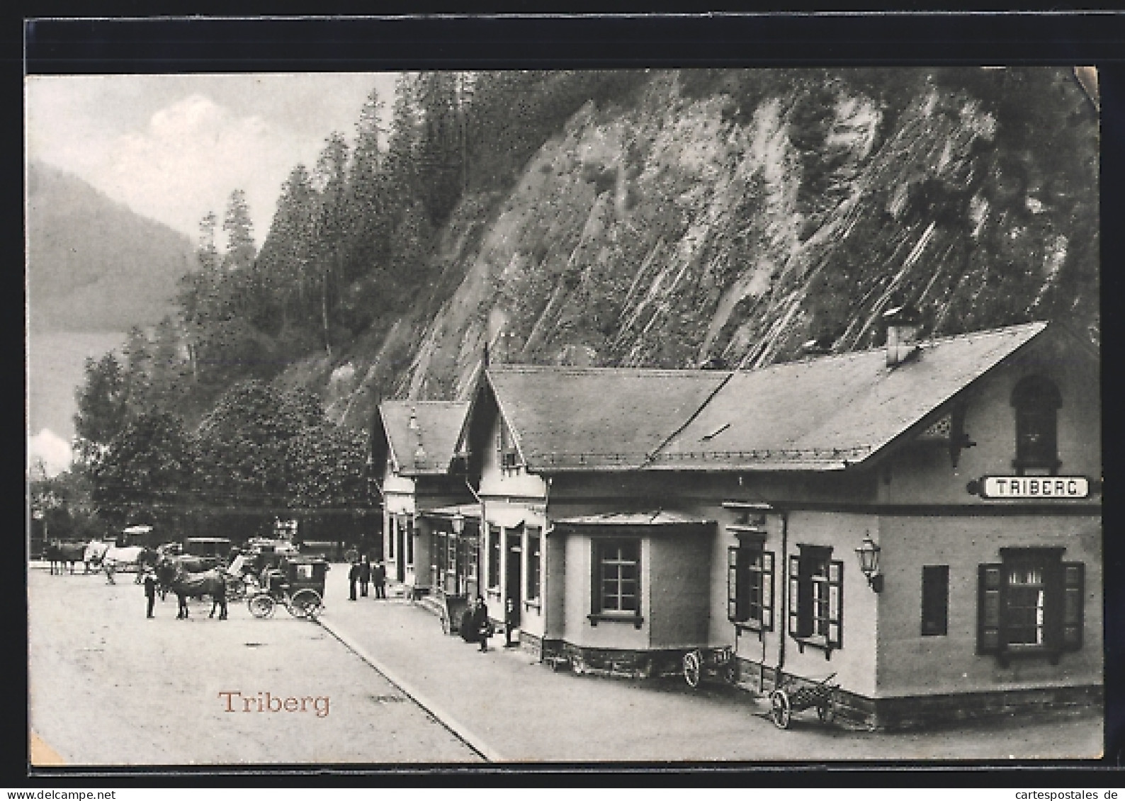 AK Triberg, Vorplatz Des Bahnhofes Mit Parkenden Und Wartenden Kutschen  - Triberg