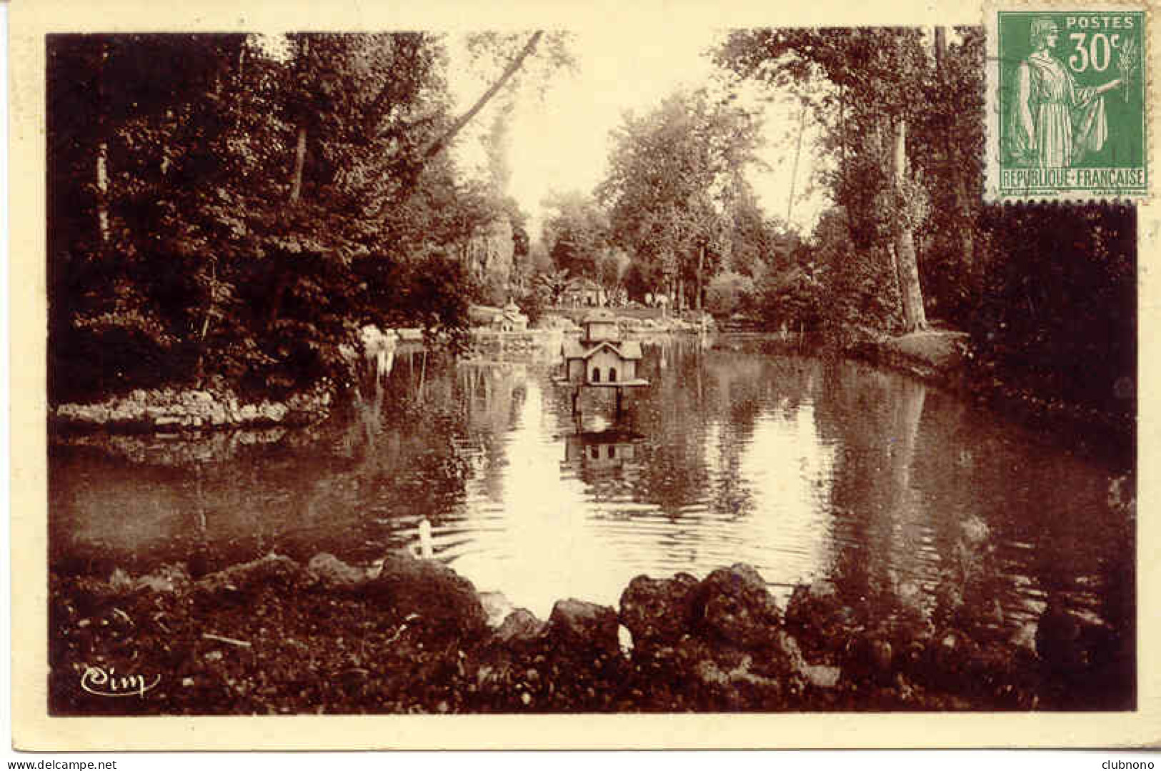 CPSM - POUGUES LES EAUX -  LE PARC ET LE LAC - Pougues Les Eaux