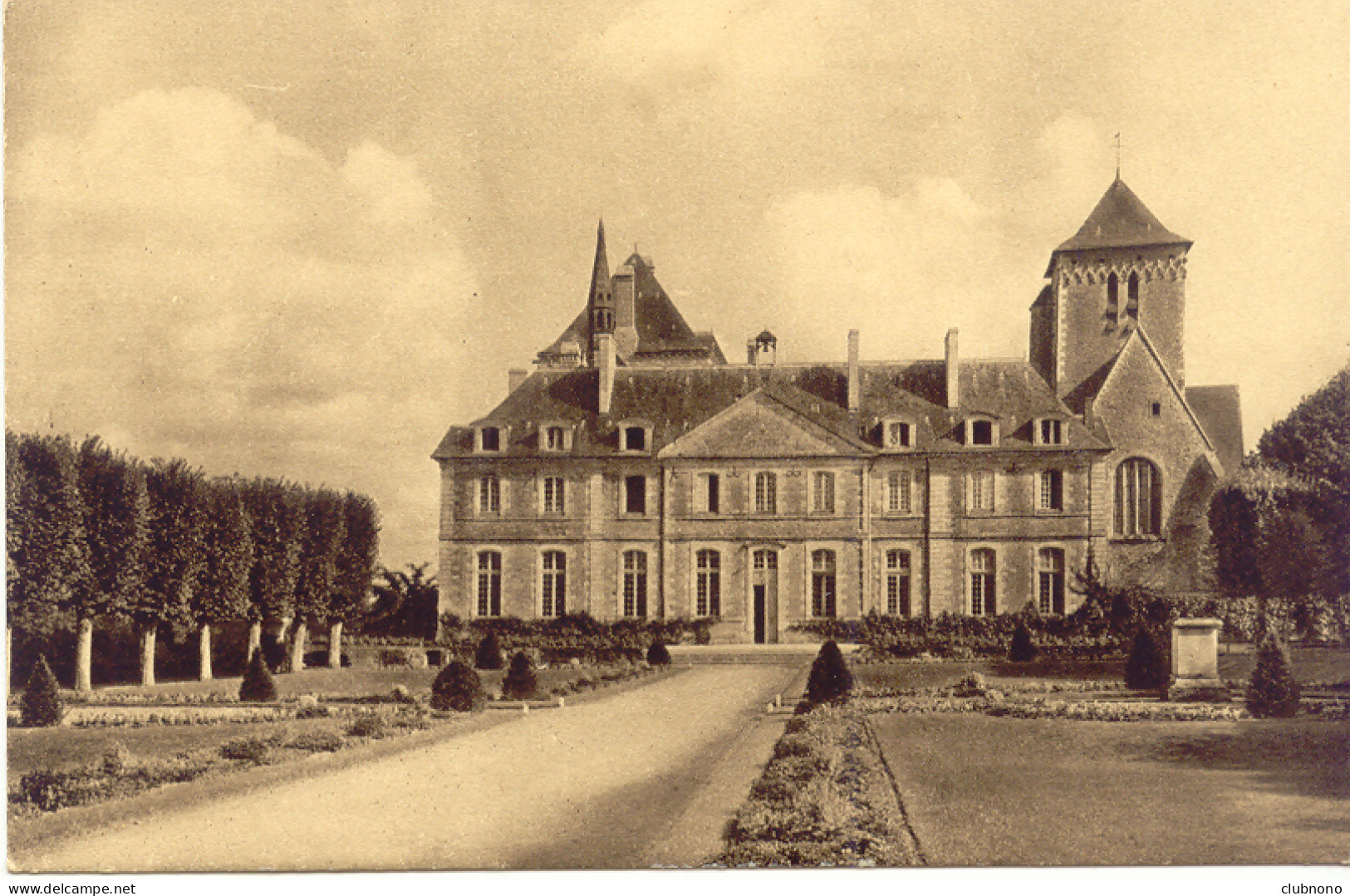 CPA - SOLESMES - ABBAYE - LE PRIEURE - FACADE SUR LE JARDIN - Solesmes