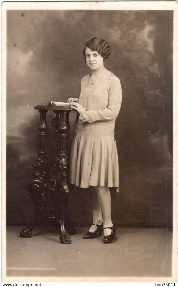 Carte Photo D'une Jeune Fille élégante Posant Dans Un Studio Photo Vers 1930 - Anonyme Personen