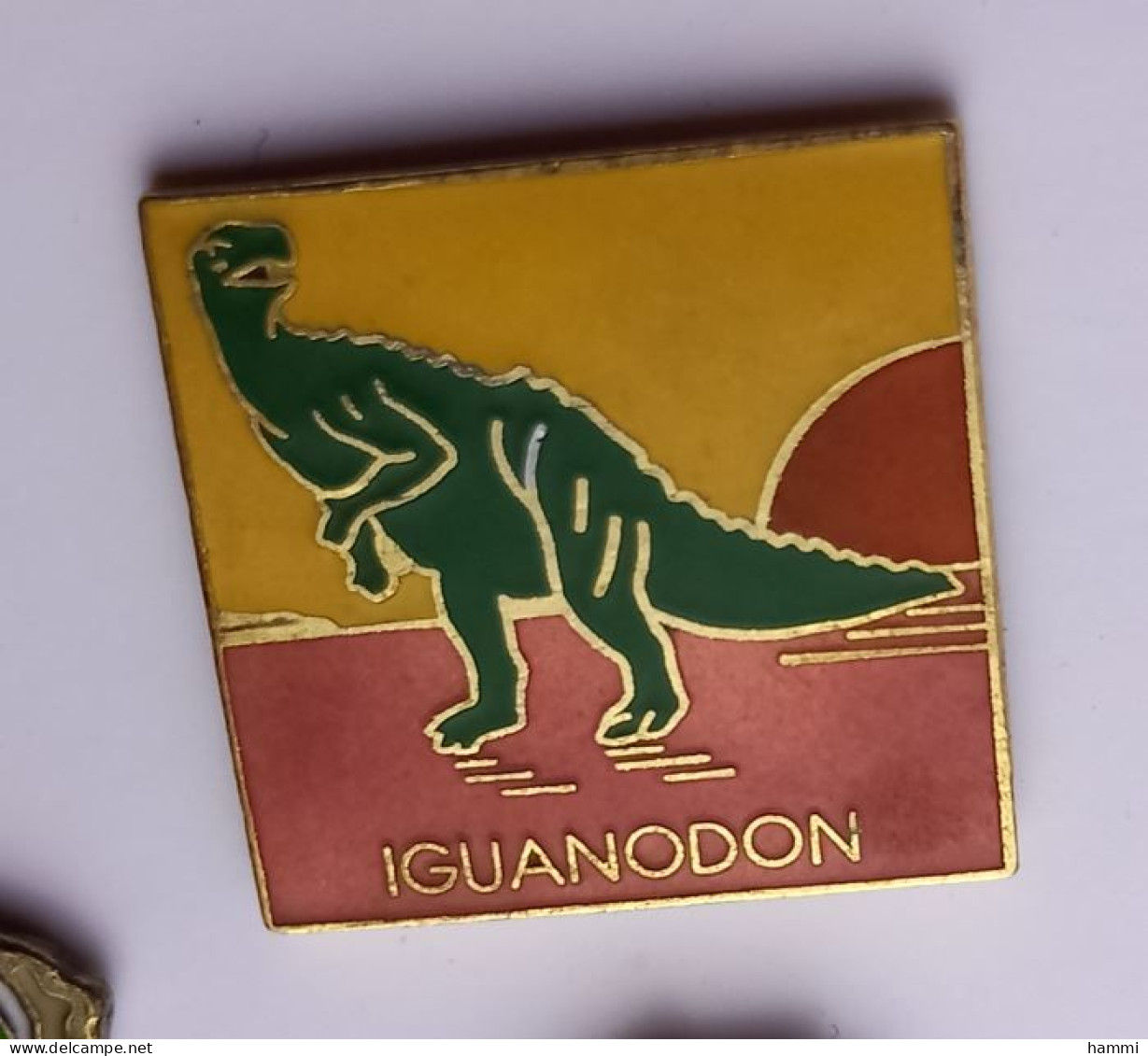 G397 Pin's Dinosaure Genre IGUANODON Qualité EGF Achat Immédiat - Animaux