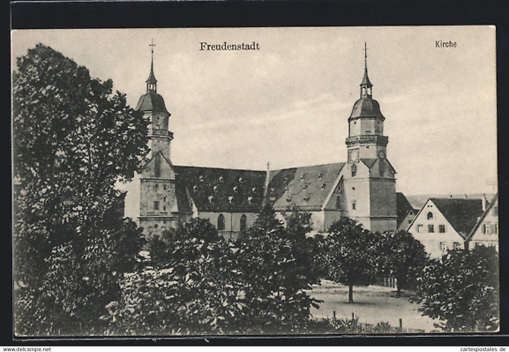 AK Freudenstadt, Ansicht Der Kirche Hinter üppigen Bäumen  - Freudenstadt