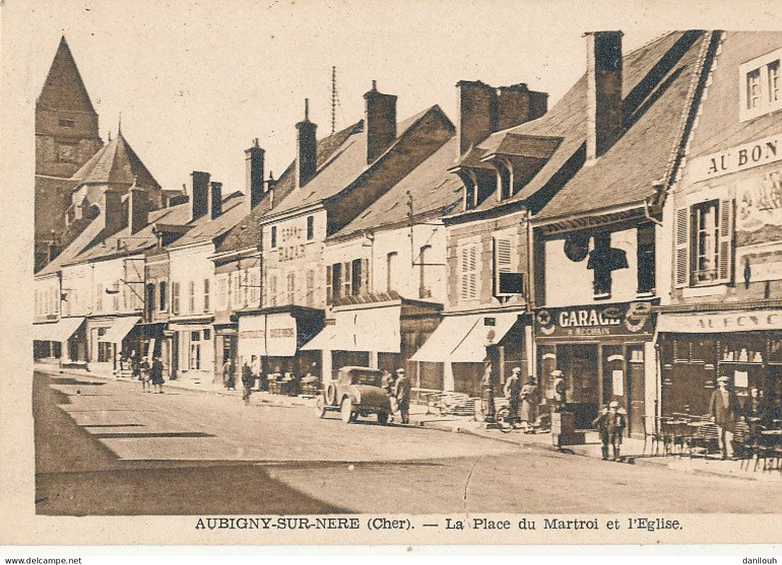 18 // AUBIGNY SUR NERE    La Place Du Martroi Et L'église - Aubigny Sur Nere