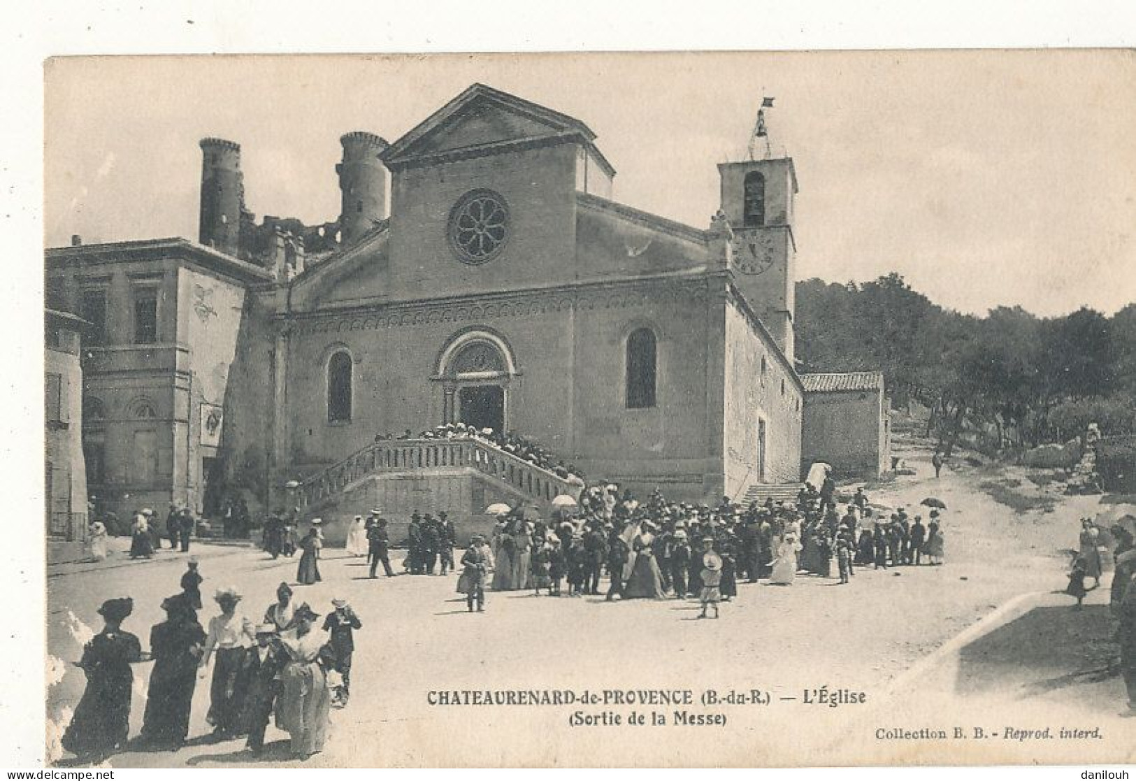 13 // CHATEAURENARD DE PROVENCE    L'église     Sortie De La Messe   Coll B.B. - Chateaurenard