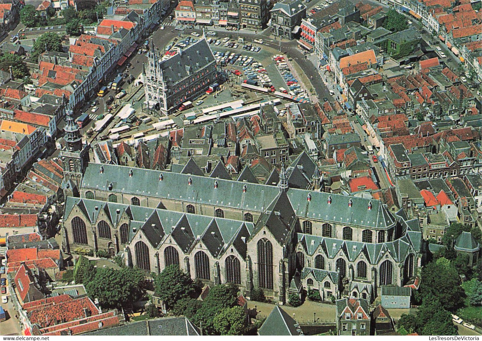 PAYS-BAS - St Janskerk - Gouda - Midden Op De Markt Het Stadhuis - Op De Achtergrond De Waag - Carte Postale - Gouda