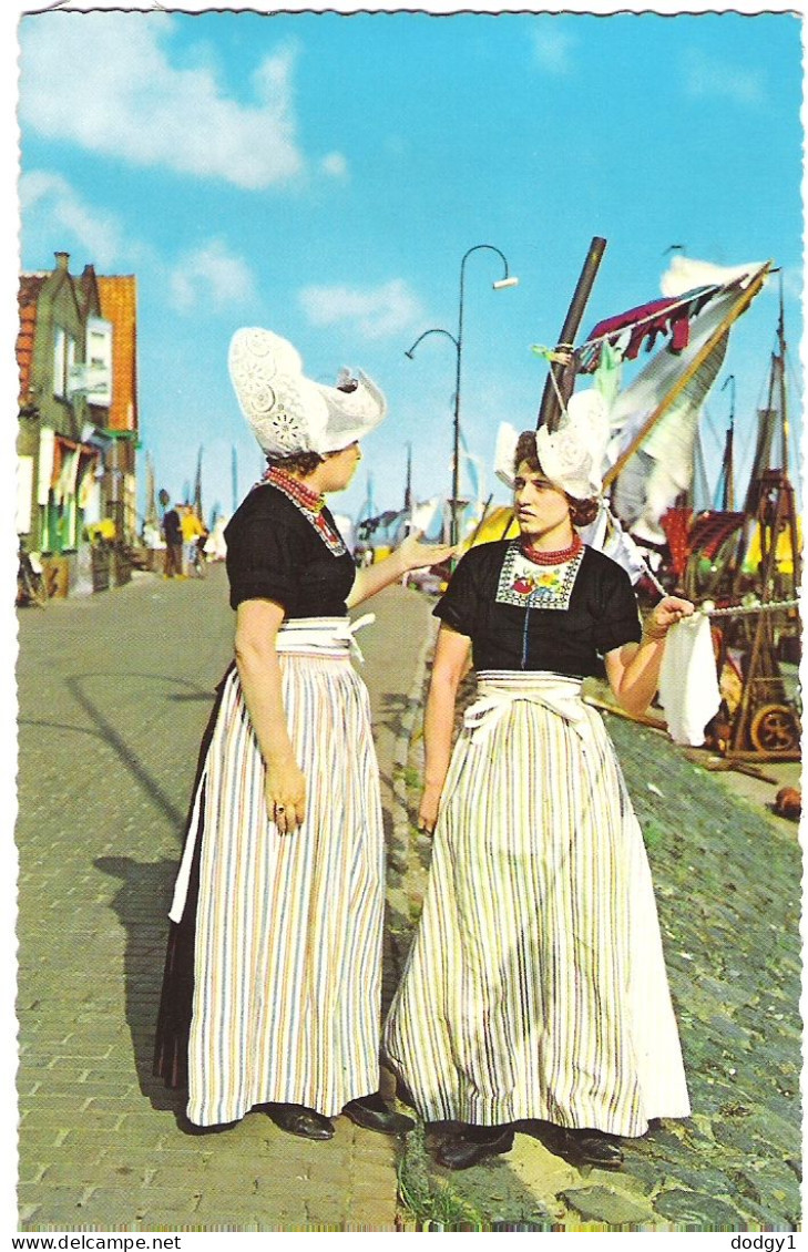 GIRLS IN NATIONAL COSTUME, VOLENDAM, HOLLAND. Circa 1964 USED POSTCARD Ms7 - Volendam